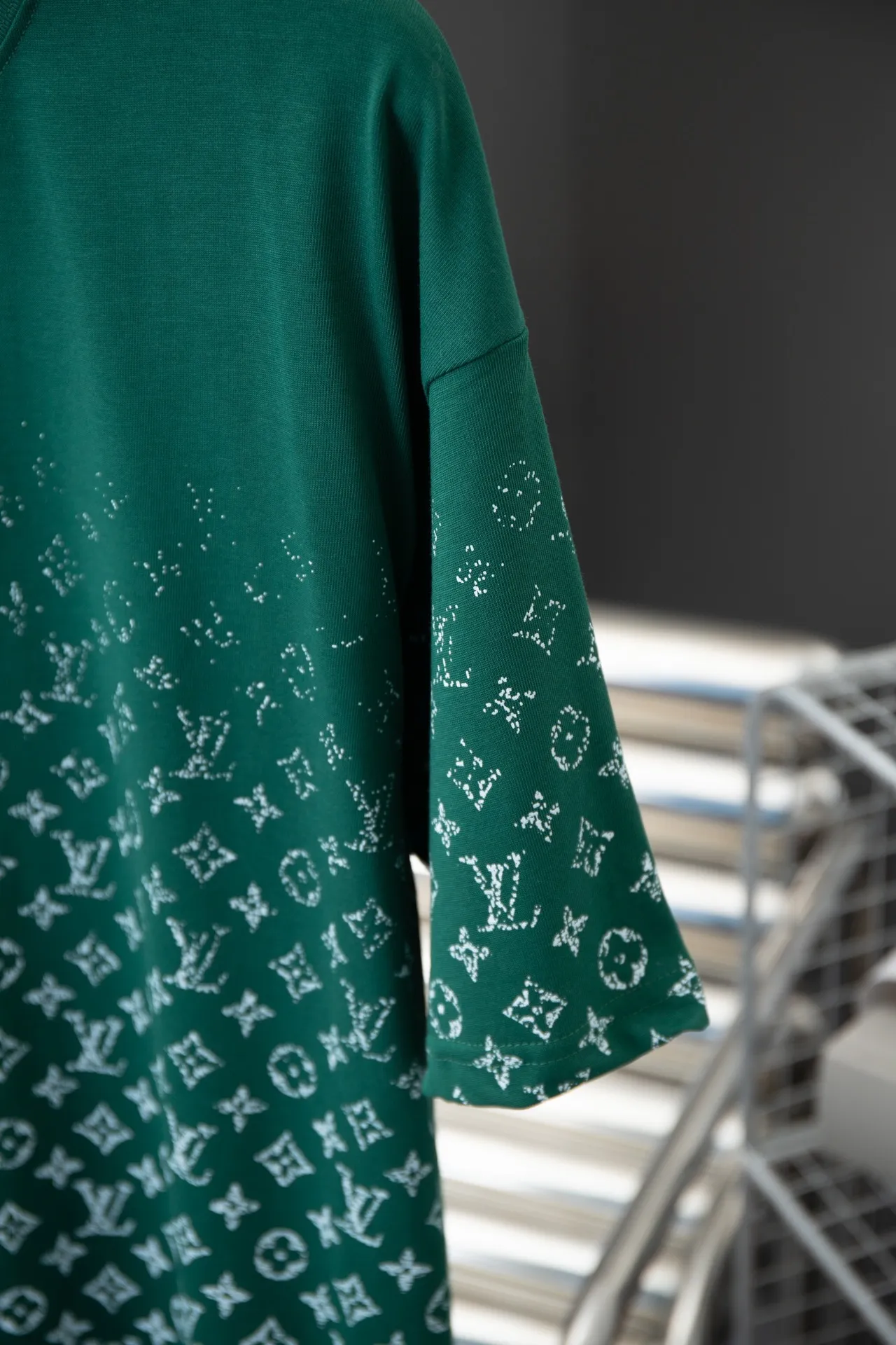 🅿️180 High-quality Lv 2025 early spring new style, MONOGRAM presbyopic gradient short-sleeved T-shirt, which uses digital printing technology to render pixel light and shadow for the Monogram gradient pattern. Its silk-screen texture and knitting effect complement each other, and the logo hardware is customized on the side. Synchronized with the official website, pure cotton fabrics at the counter! Comfortable against the skin, durable and easy to wear, meticulous original craftsmanship, custom-made 260g vat-dyed fabric, very comfortable to the touch, latest brick cabinet synchronization, OS off-shoulder version, fashionable and individual, super versatile and good-looking, very suitable for both men and women, must-have style, hang tag, collar label, washed wheat, complete with three labels S M L XL